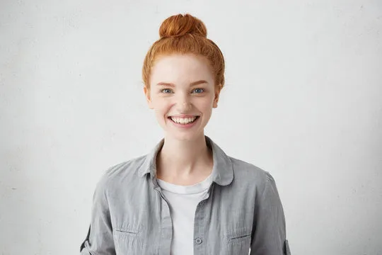 用户在手机上使用NG体育APP